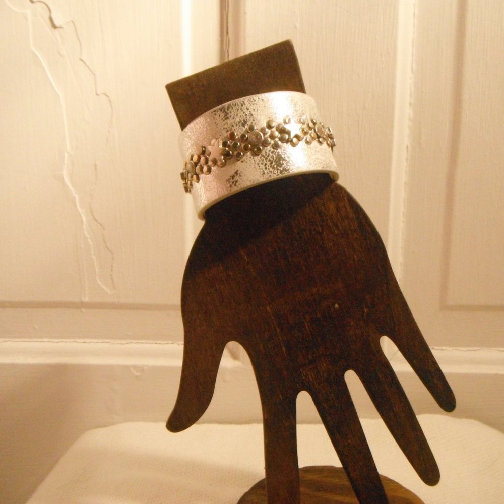 Leather Star Rivet Cuff - Picture 5 of 6
